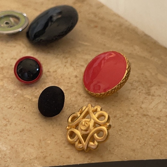 St. John Couture Assorted Grab Bundle 7 buttons - Picture 4 of 9